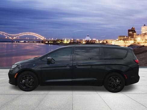 Used 2021 Chrysler Pacifica Limited w/ Uconnect Theater Family Group FWD image 2