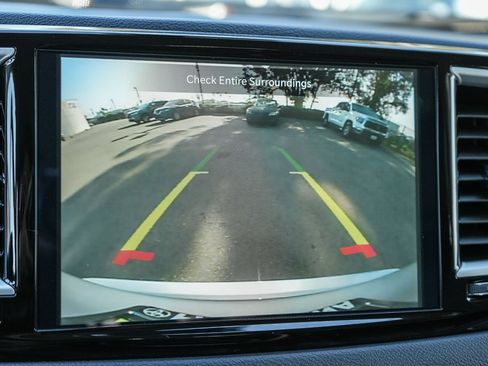 Used 2024 Chrysler Pacifica Touring-L image 24