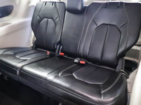 Used 2024 Chrysler Pacifica Select image 19