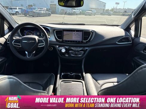 Used 2026 Chrysler Pacifica Limited FWD image 15