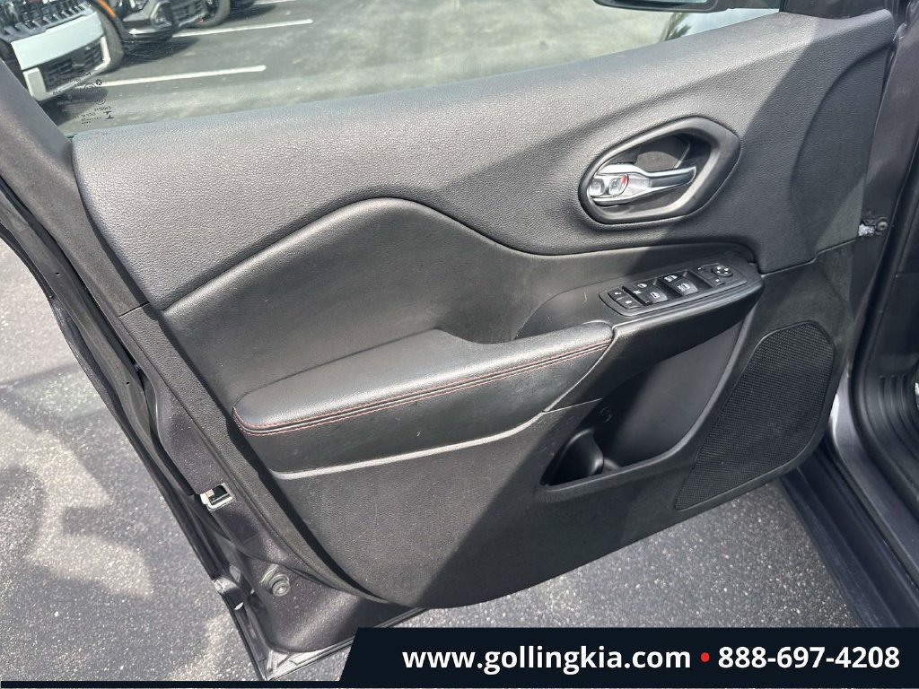 Used 2019 Jeep Cherokee Trailhawk w/ Comfort/Convenience Group AWD/4WD image 15