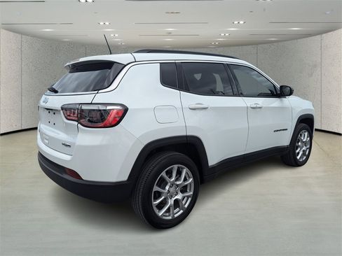 Certified 2024 Jeep Compass Latitude image 3