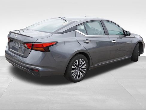 Used 2025 Nissan Altima 2.5 SV FWD image 3