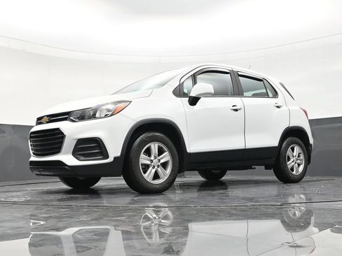 Used 2021 Chevrolet Trax LS AWD/4WD image 21