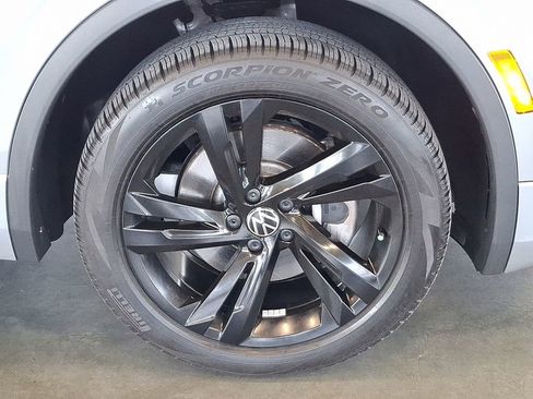 Used 2024 Volkswagen Tiguan SE R-Line image 11