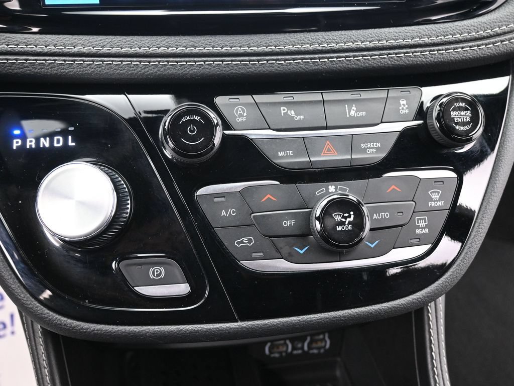 Used 2025 Chrysler Pacifica Limited FWD image 11