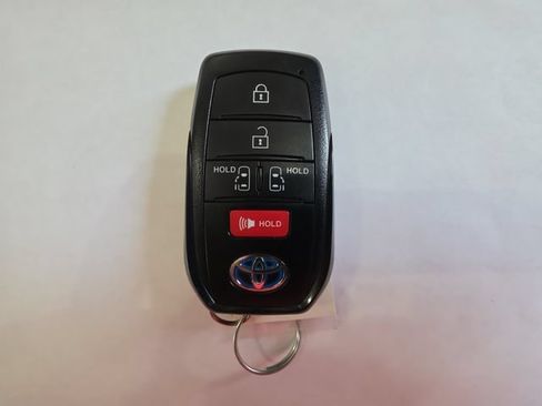 Used 2023 Toyota Sienna LE AWD/4WD image 29