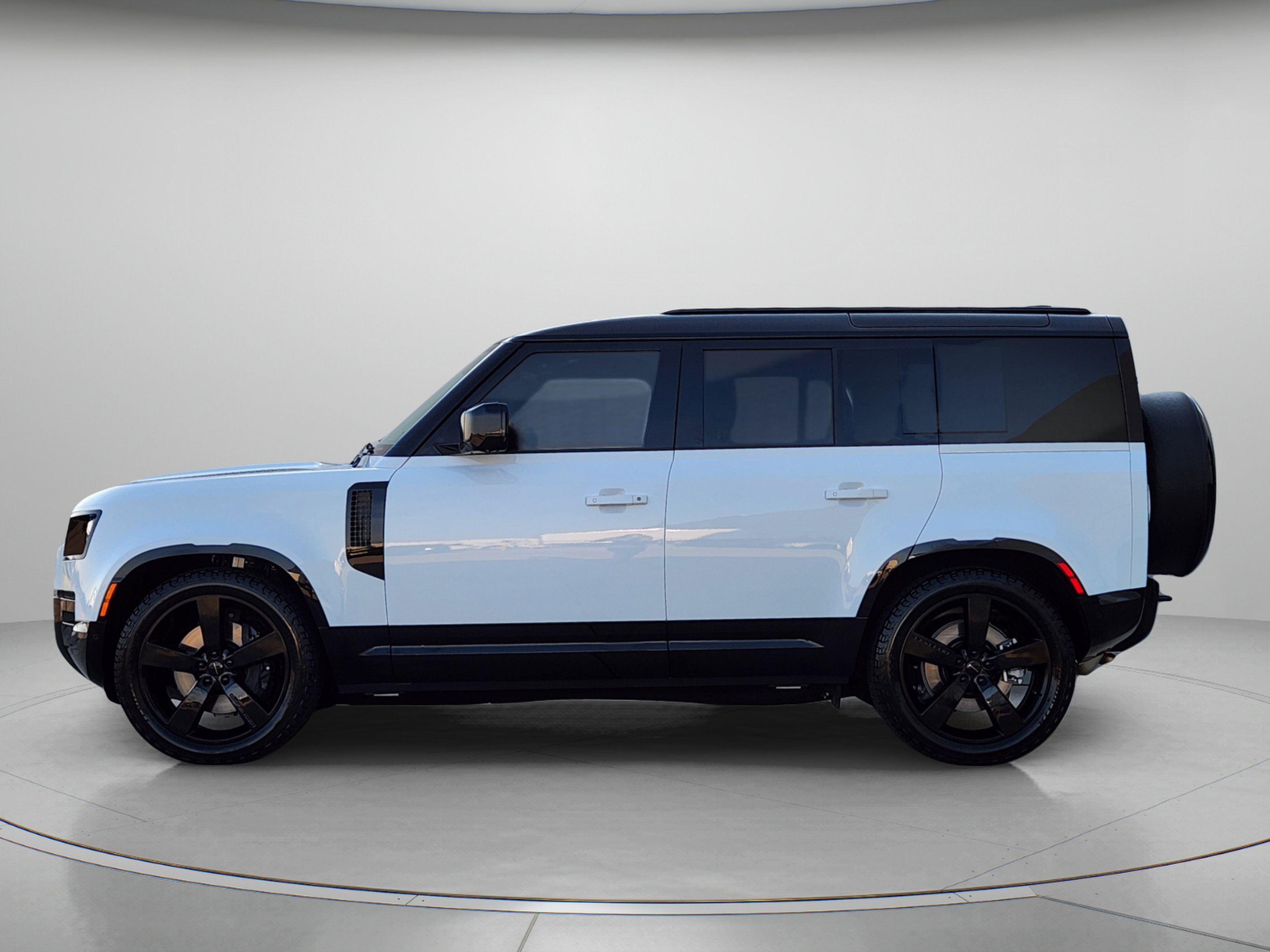 Certified 2026 Land Rover Defender 110 X-Dynamic SE AWD/4WD image 2