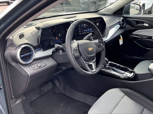 New 2026 Chevrolet Trax LT w/ LT Convenience Package FWD image 9