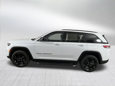 Used 2022 Jeep Grand Cherokee Altitude AWD/4WD image 4