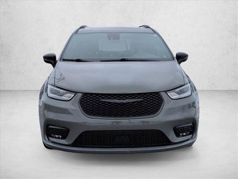 Used 2025 Chrysler Pacifica Limited image 2