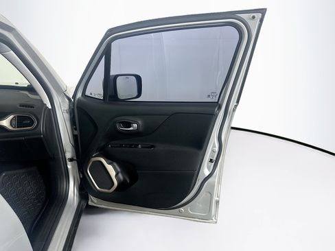 Used 2016 Jeep Renegade Latitude FWD image 31