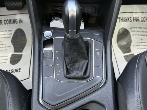 Used 2018 Volkswagen Tiguan SE w/ Panoramic Sunroof Package image 12