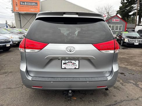 Used 2013 Toyota Sienna XLE image 7