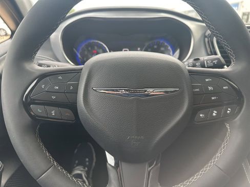 Used 2025 Chrysler Pacifica Limited FWD image 12