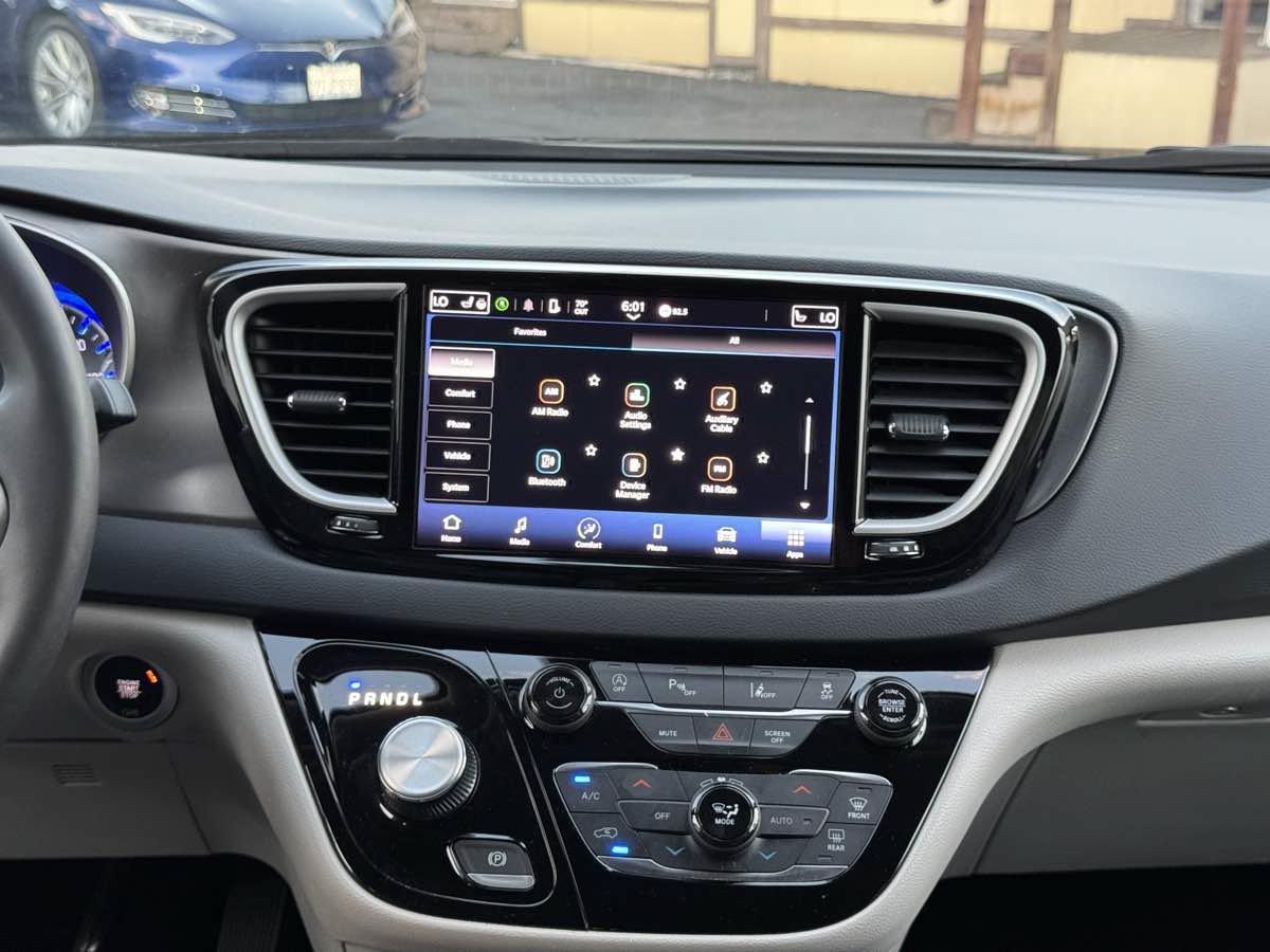 Used 2023 Chrysler Pacifica Touring-L FWD image 22