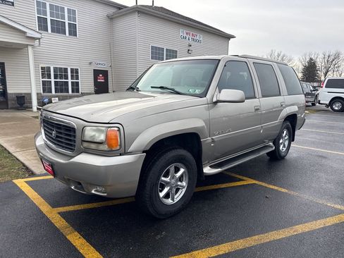 Used 2000 Cadillac Escalade 4WD image 2