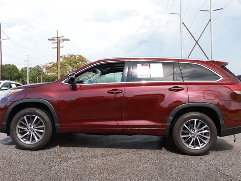 Used 2018 Toyota Highlander XLE FWD image 2