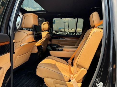 Used 2022 Jeep Grand Wagoneer Series III w/ Rear Seat Video Group 1 AWD/4WD image 12