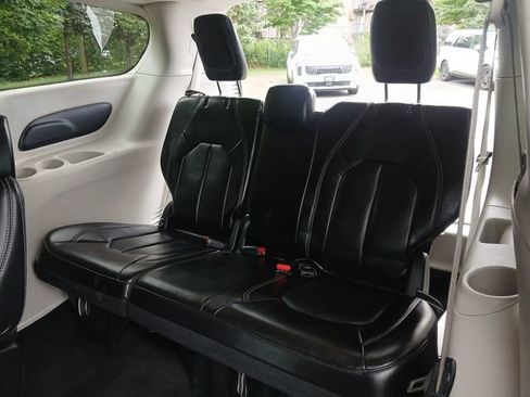 Used 2023 Chrysler Pacifica Touring-L FWD image 23