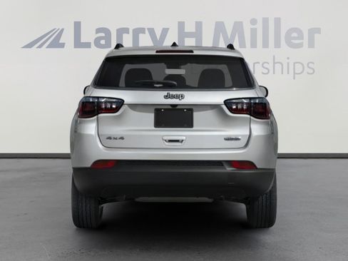 Used 2025 Jeep Compass Latitude AWD/4WD image 8