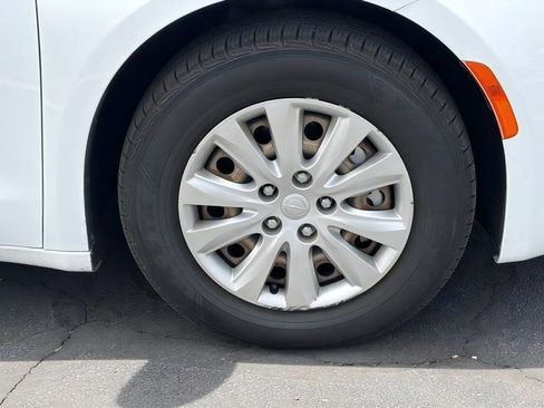 Used 2020 Chrysler Voyager L FWD image 9