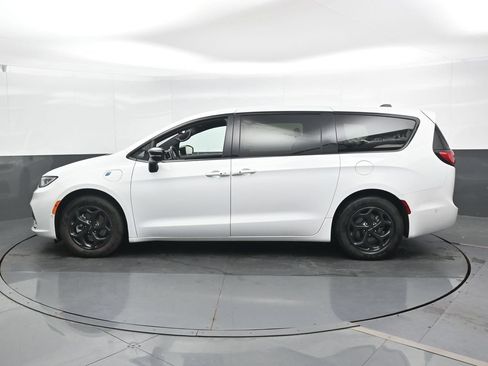 Used 2024 Chrysler Pacifica Limited FWD image 8