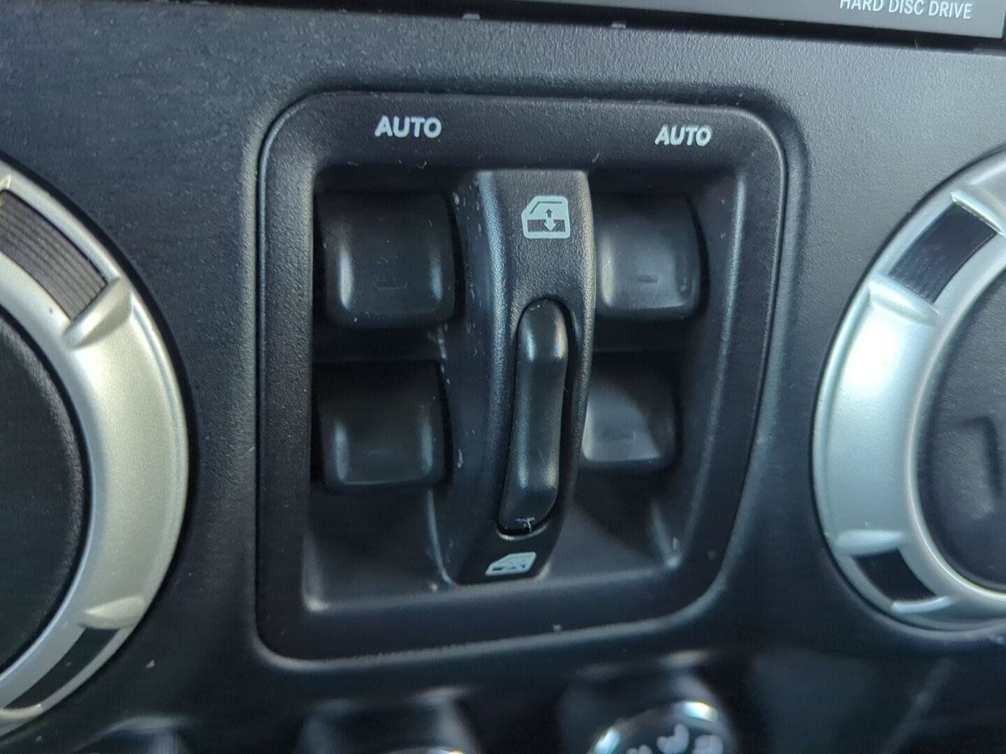 Used 2018 Jeep Wrangler Unlimited Sahara AWD/4WD image 19