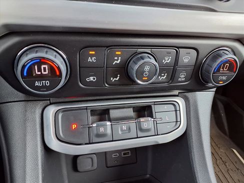 Used 2023 GMC Acadia SLE w/ Driver Convenience Package image 7