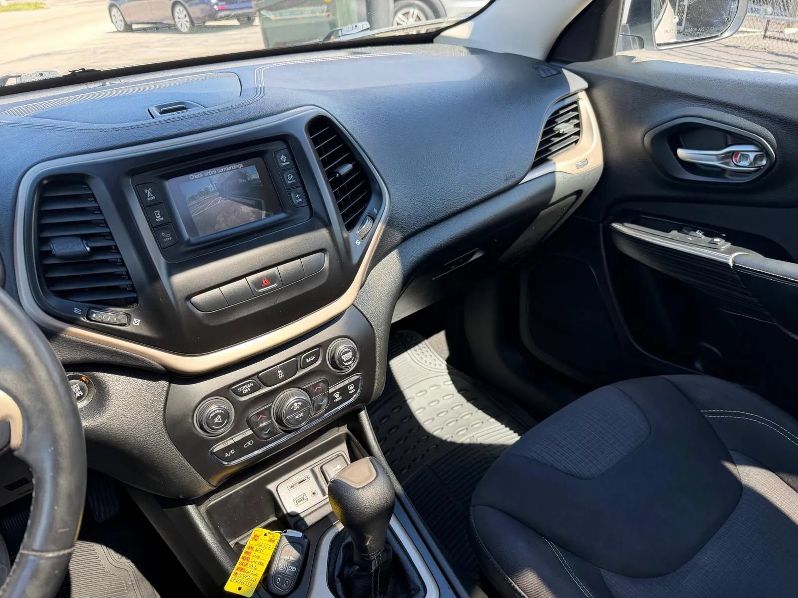 Used 2015 Jeep Cherokee Latitude w/ Comfort/Convenience Group FWD image 23