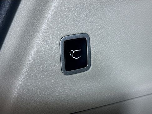Used 2024 Chrysler Pacifica Touring-L FWD image 30