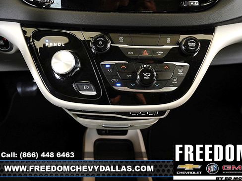 Used 2023 Chrysler Voyager LX FWD image 18