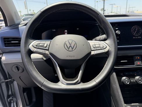 Used 2024 Volkswagen Taos SE FWD image 11