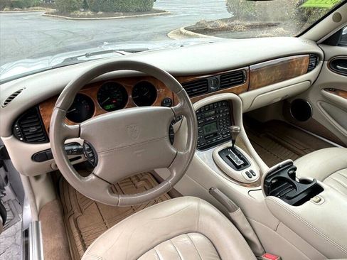 Used 2001 Jaguar XJ8 image 12