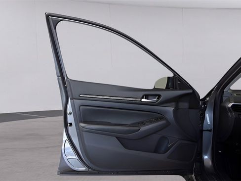 Used 2025 Nissan Altima 2.5 SV w/ SV Special Edition Package image 11