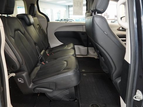 Used 2019 Chrysler Pacifica Touring-L image 26
