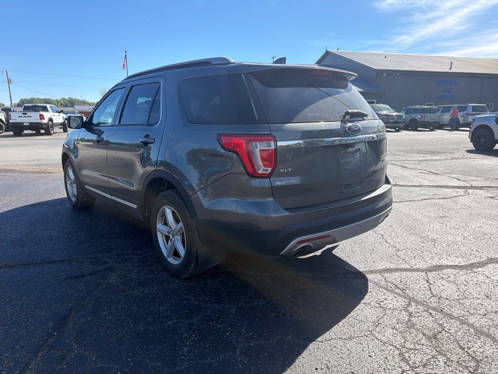 Used 2017 Ford Explorer XLT AWD/4WD image 3