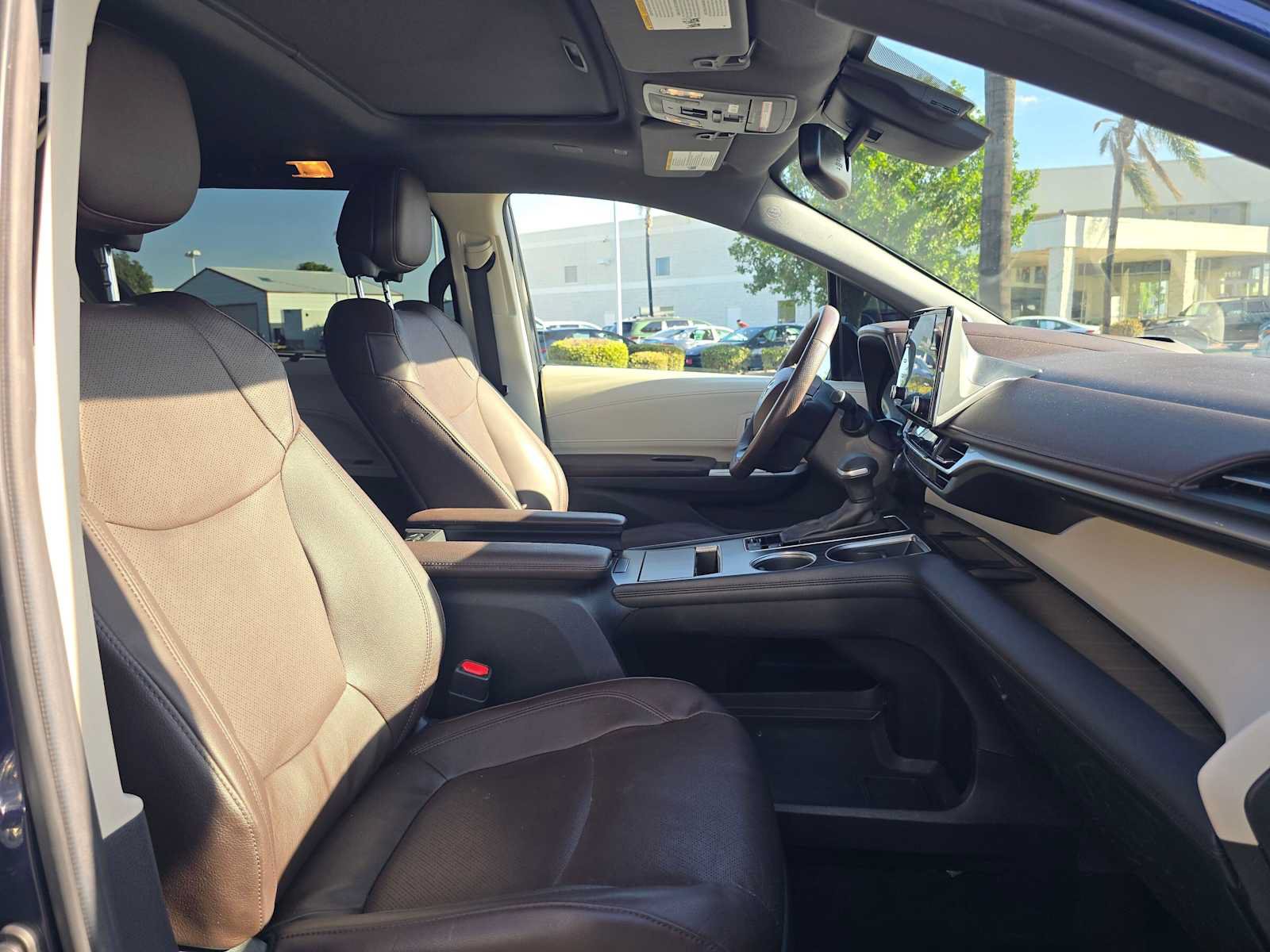 Used 2023 Toyota Sienna Platinum FWD image 10