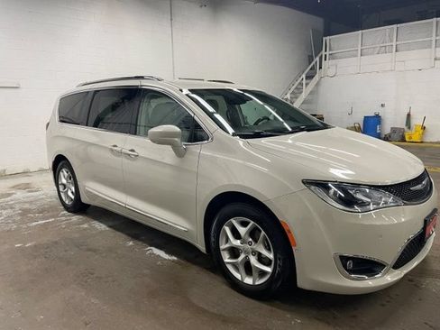Used 2019 Chrysler Pacifica Touring-L Plus w/ Advanced Safetytec Group FWD image 3