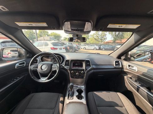 Used 2018 Jeep Grand Cherokee Laredo AWD/4WD image 2
