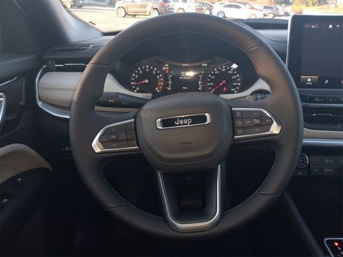 Used 2025 Jeep Compass Limited image 10