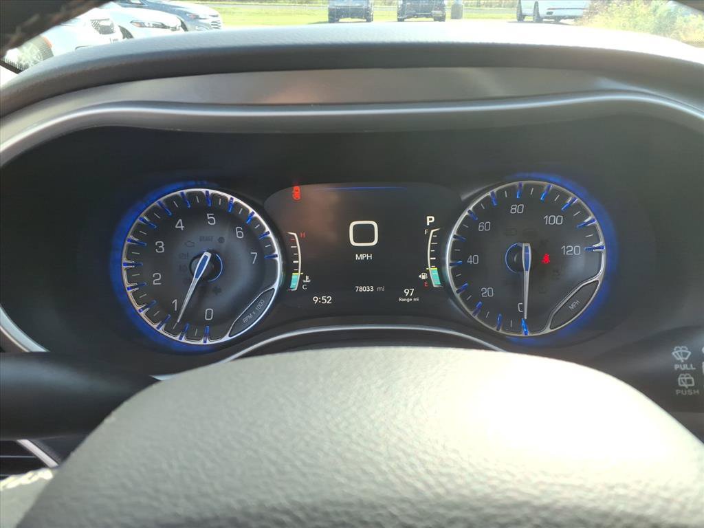Used 2023 Chrysler Pacifica Touring-L FWD image 19