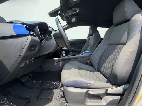 Used 2020 Toyota C-HR XLE FWD image 16