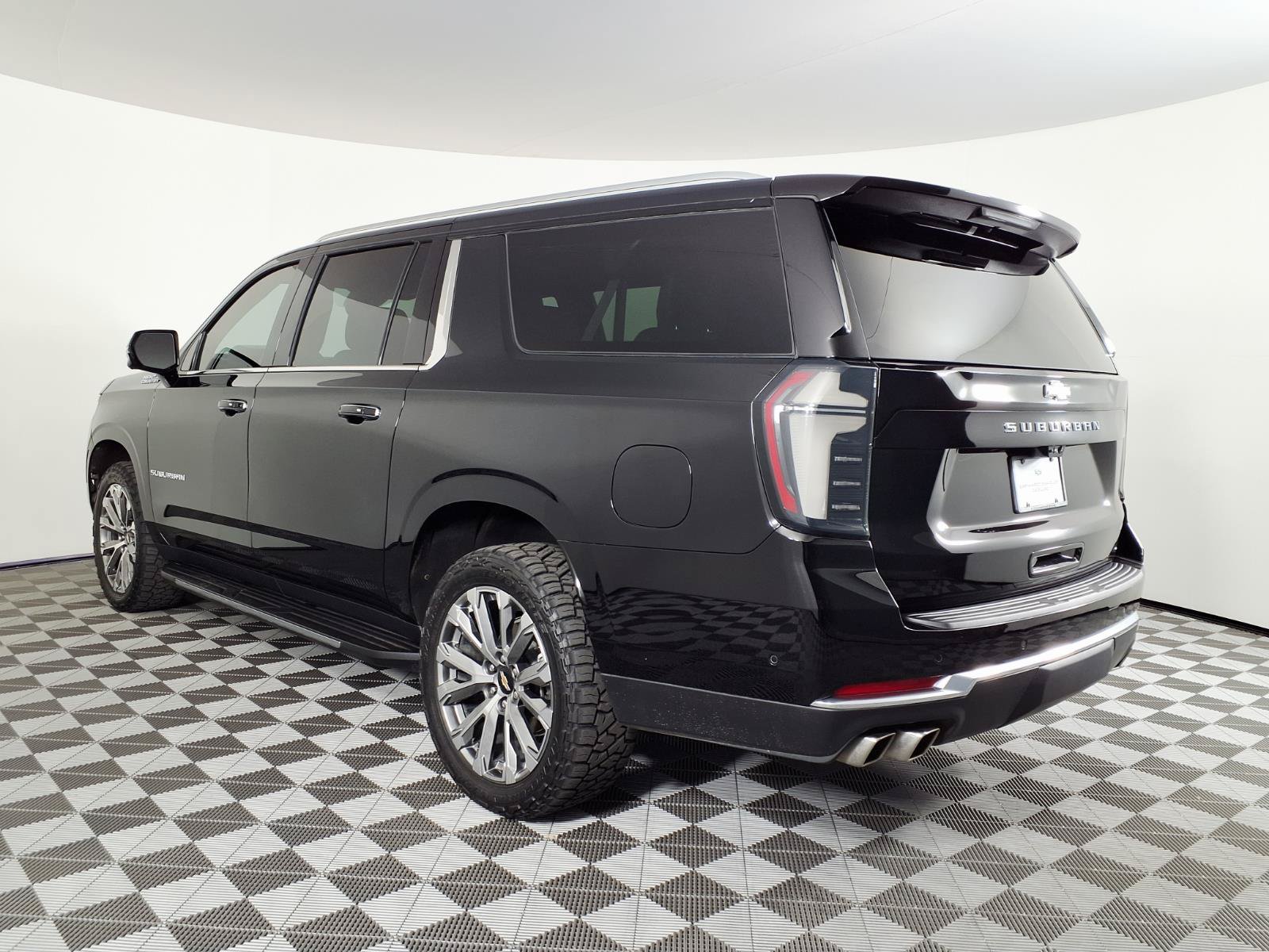 Used 2025 Chevrolet Suburban High Country AWD/4WD image 6