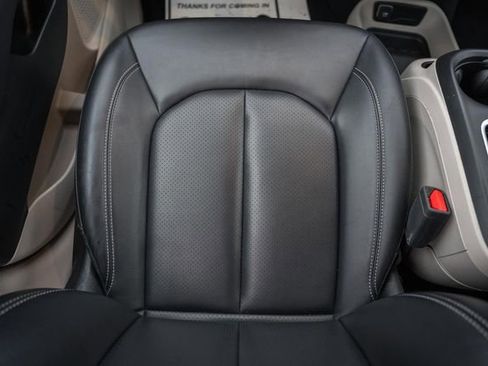 Used 2024 Chrysler Pacifica Touring-L image 32