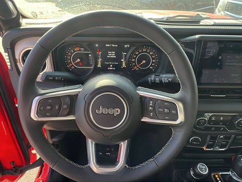 Used 2025 Jeep Wrangler Sahara image 26