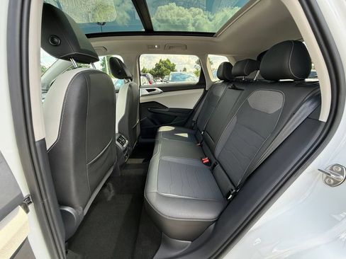 Used 2025 Volkswagen Taos SE w/ Panoramic Sunroof Package FWD image 25