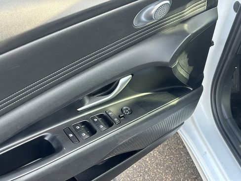 Used 2025 Hyundai Elantra SEL image 14