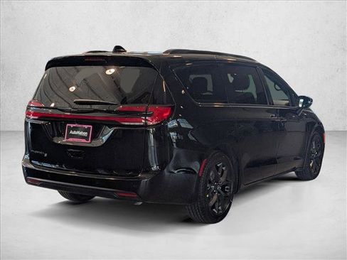 New 2026 Chrysler Pacifica Select image 2