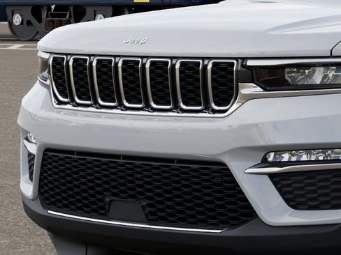 New 2025 Jeep Grand Cherokee Limited w/ Trailer Tow Package AWD/4WD image 11